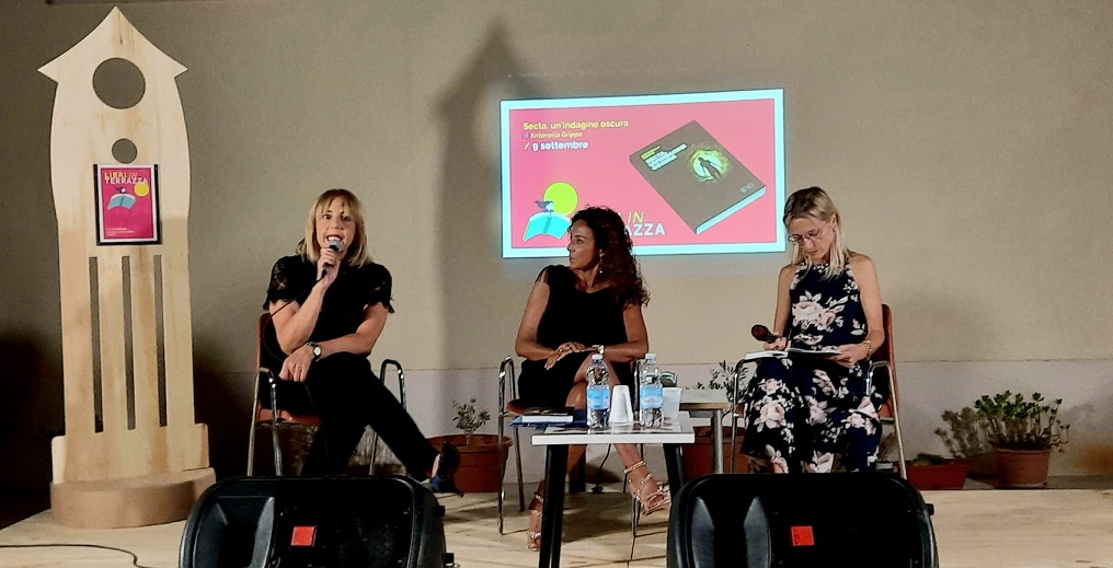 Libri in Terrazza: terza giornata con il thriller esoterico di Antonella Grippo “Secta, un'indagine oscura” e la cerimonia di consegna del Premio letterario nazionale Liberalia “La città dei Sassi” 6 Libri in Terrazza: terza giornata con il thriller esoterico di Antonella Grippo “Secta, un'indagine oscura” e la cerimonia di consegna del Premio letterario nazionale Liberalia “La città dei Sassi”