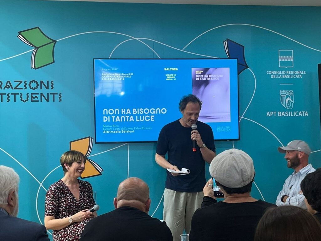 Due giorni, tre libri, una regione che porta la propria voce letteraria al Salone Internazionale del Libro di Torino. Allo stand del Consiglio Regionale della Basilicata, Altrimedia Edizioni ha presentato in anteprima nazionale tre nuovi titoli del catalogo della casa editrice materana, con, in chiusura, le letture del terzo volume presentato “Non ha bisogno di tanta luce” di Matteo Ricca affidate all'attore e conduttore televisivo Fabio Troiano. Ad aprire il ciclo di presentazioni per Altrimedia, il 15 maggio, è stato “Il pane di Matera.