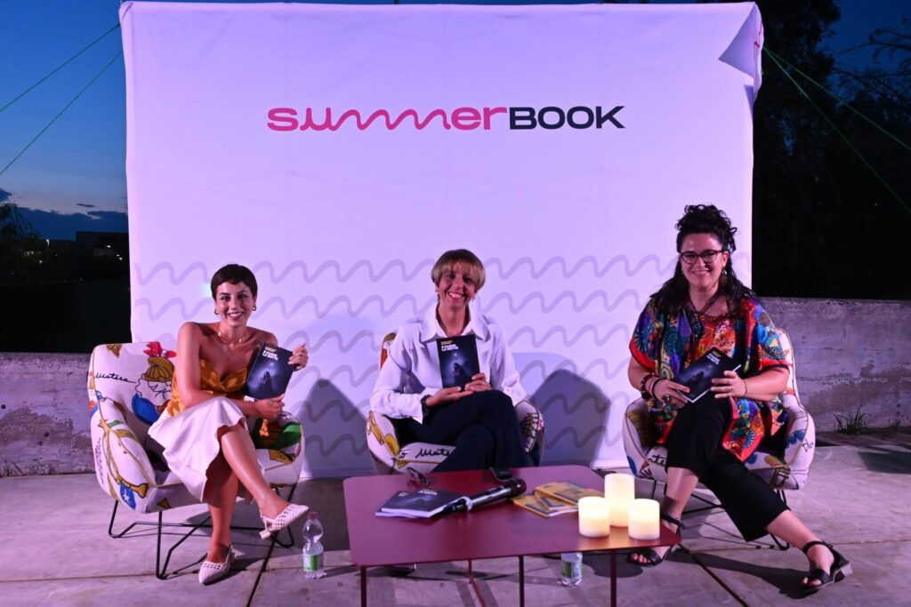  La terza serata di SummerBook 2026 - promossa da Altrimedia Edizioni in collaborazione con Diotima, Ideama, Dihub e Streamiotica, con il patrocinio del Comune di Matera e la partnership di Ego Italiano e Radio Radiosa - svoltasi domenica 12 luglio nella sede di Altrimedia Edizioni in Via delle Arti 26, ha messo al centro uno dei temi più profondi e necessari della rassegna: “Carceri visibili e invisibili”e “Giullari, in prima serata, e Poeti e danze macabre” nella seconda parte.