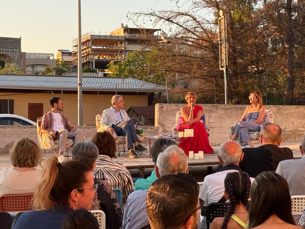  Si è conclusa ieri lunedì 13 luglio la quarta e ultima serata di SummerBook 2026 - promossa da Altrimedia Edizioni in collaborazione con Diotima, Ideama, Dihub e Streamiotica, con il patrocinio del Comune di Matera e la partnership di Ego Italiano e Radio Radiosa - la rassegna culturale promossa da Altrimedia Edizioni nella sede di Via delle Arti 26, a Matera. Una serata intensa e partecipata, dedicata al tema “Tradizione, emozioni e cura di sé”, che ha unito memoria collettiva, racconto del territorio, educazione emotiva e riflessione sulla relazione tra libri, comunità e benessere.