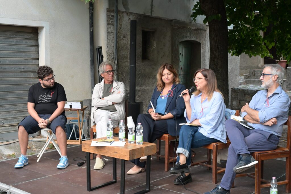  La memoria di una comunità, il valore della testimonianza e la responsabilità di non lasciare che il tempo trasformi una tragedia in oblio. Sono stati questi i temi al centro della presentazione di L’estate spezzata. Storie dalla tragedia di collina Timpone a Senise, 26 luglio 1986, il volume di Mariapaola Vergallito pubblicato da Altrimedia Edizioni. All’incontro sono intervenuti con l’autrice Valentina Viola, sindaca di Chiaromonte; Rosa Ciminelli, responsabile della Biblioteca comunale “Giovanni Percoco”; Filippo Gazzaneo, scrittore, e Vito Epifania per Altrimedia Edizioni.