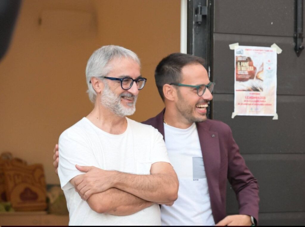 Al centro dell’incontro il valore delle materie prime, delle filiere corte e del Pane di Matera IGP

Il pane di Matera come alimento, ma anche come memoria, cultura e identità. È stato questo il filo conduttore della presentazione di Il pane di Matera. La nostra storia tra farina e Sassi, il volume di Massimo Cifarelli e Rosanna Roselli, svoltasi sabato 12 settembre a Casino Padula, a Matera.
