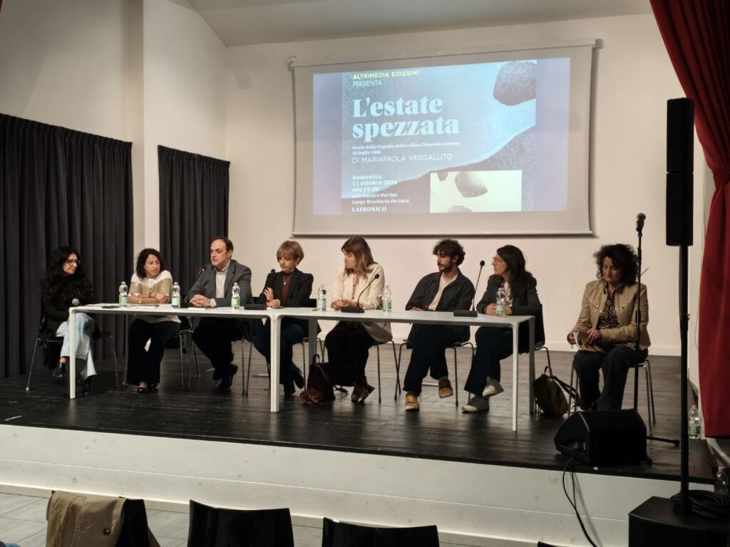 Nella Sala Sandro Pertini, il libro di Mariapaola Vergallito ha dato vita a un racconto corale sulla tragedia della collina Timpone, intrecciando memoria, responsabilità civile, impegno delle comunità e linguaggio dell’arte

Non è stata soltanto la presentazione di un libro. Quello ospitato nella Sala Sandro Pertini di Latronico è stato soprattutto un incontro con la memoria: quella dolorosa e ancora viva della tragedia che, all’alba del 26 luglio 1986, sconvolse Senise e l’intera Basilicata. Attorno a L’estate spezzata. Storie dalla tragedia della collina Timpone a Senise, 26 luglio 1986, il volume di Mariapaola Vergallito pubblicato da Altrimedia Edizioni, si sono ritrovate istituzioni, associazioni, cittadini e rappresentanti del mondo della cultura.
