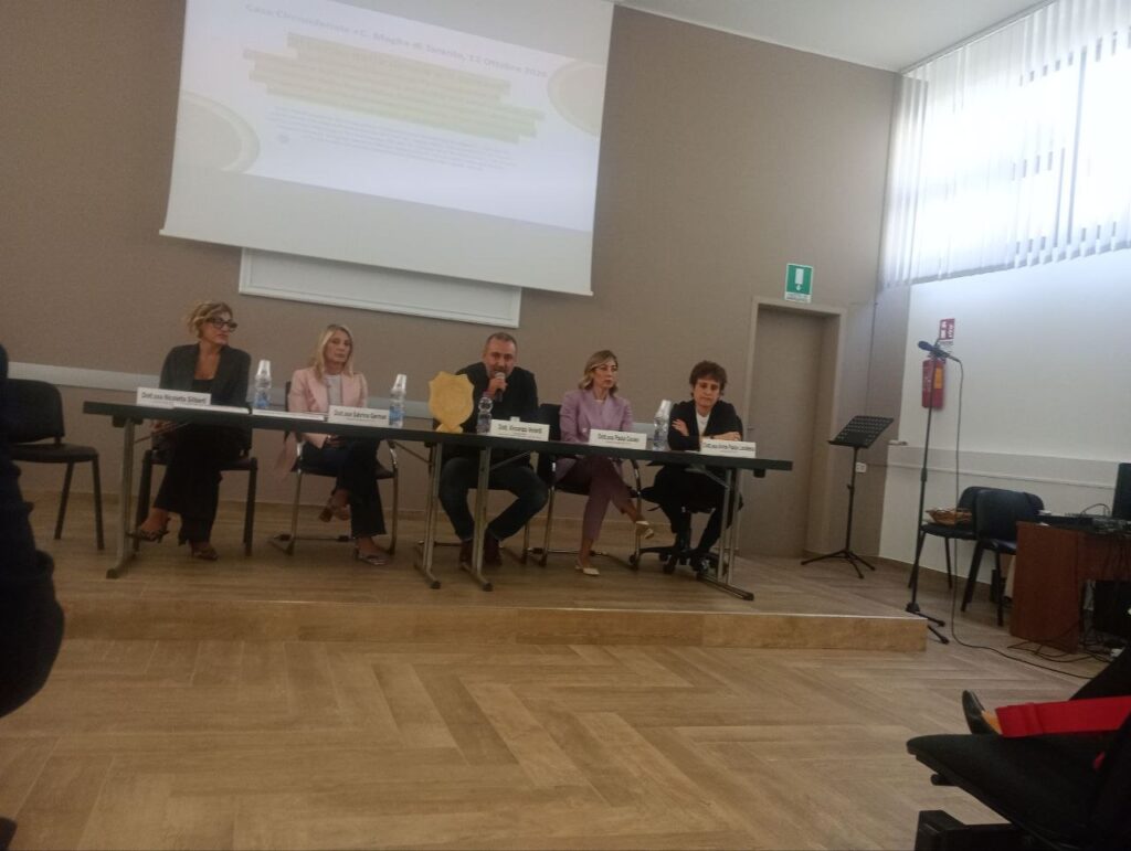 Il volume di Anna Paola Lacatena, nato da una ricerca condotta negli istituti di Taranto, Lecce e Trani, è stato presentato davanti a una platea numerosa. Al centro dell’incontro la salute delle donne detenute, il bisogno di ascolto e la necessità di trasformare la pena in un autentico percorso di cura e reinserimento

Una partecipazione ampia e qualificata ha accompagnato la prima nazionale di Donne che contano i giorni. Riflessioni e proposte dalla ricerca “Il corpo della donna e il carcere”, il libro di Anna Paola Lacatena pubblicato da Altrimedia Edizioni con il contributo di Vincenza Ariano, Paola Causo, Sabrina German e Vincenzo Verardi.