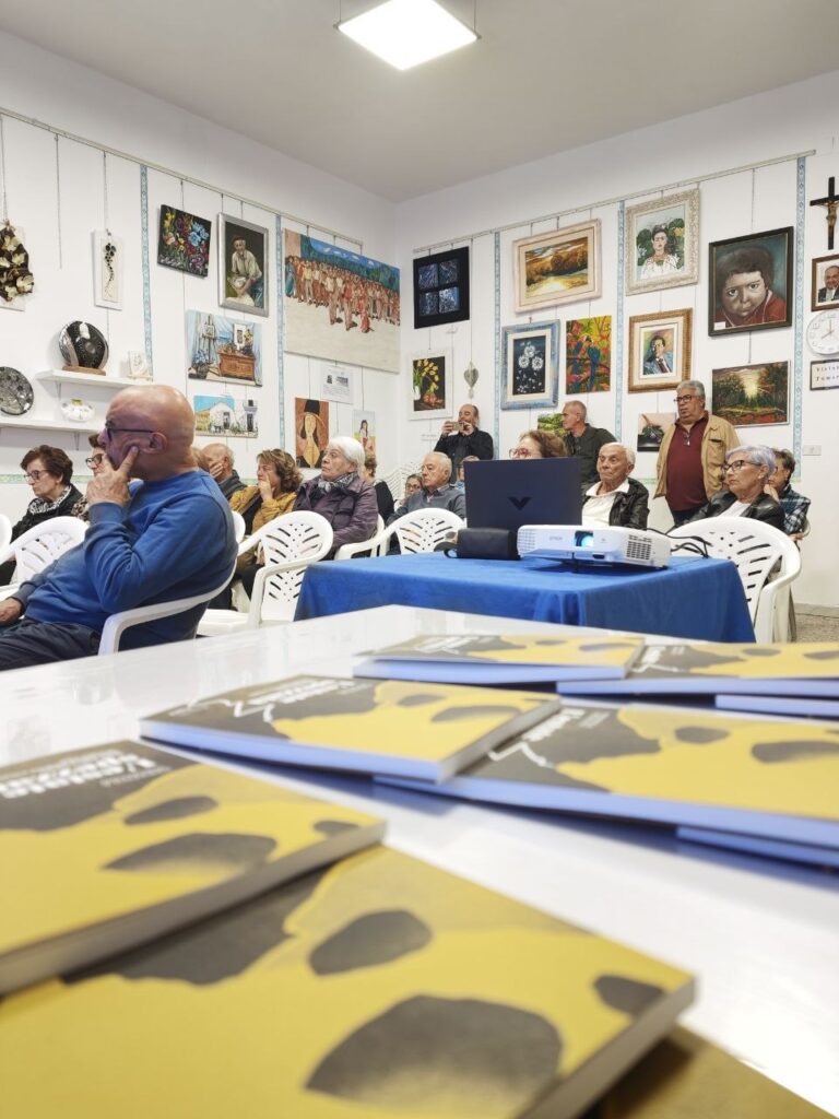 Sabato 17 ottobre, a Marconia, il Ce.C.A.M. ha ospitato la presentazione de L’estate spezzata. Storie dalla tragedia della collina Timpone a Senise, 26 luglio 1986, il libro di Mariapaola Vergallito pubblicato da Altrimedia. All’incontro hanno partecipato l’autrice, il presidente del Ce.C.A.M. Giovanni Di Lena, il fotografo Ottavio Chiaradia, autore degli scatti presenti nel volume, e Gabriella Lanzillotta, in rappresentanza della casa editrice.